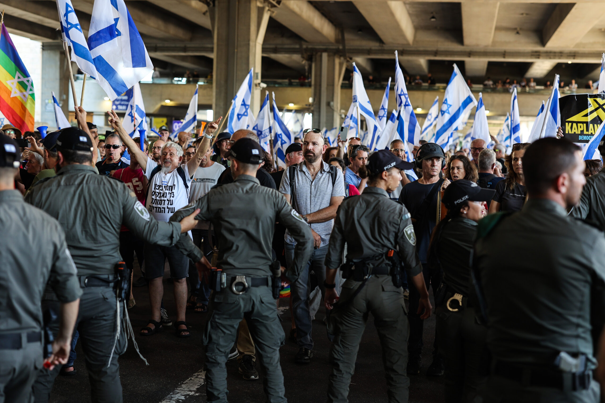 Israelische Polizisten blockieren Demonstranten während einer Kundgebung gegen die geplante Justizreform am Flughafen Ben Gurion.