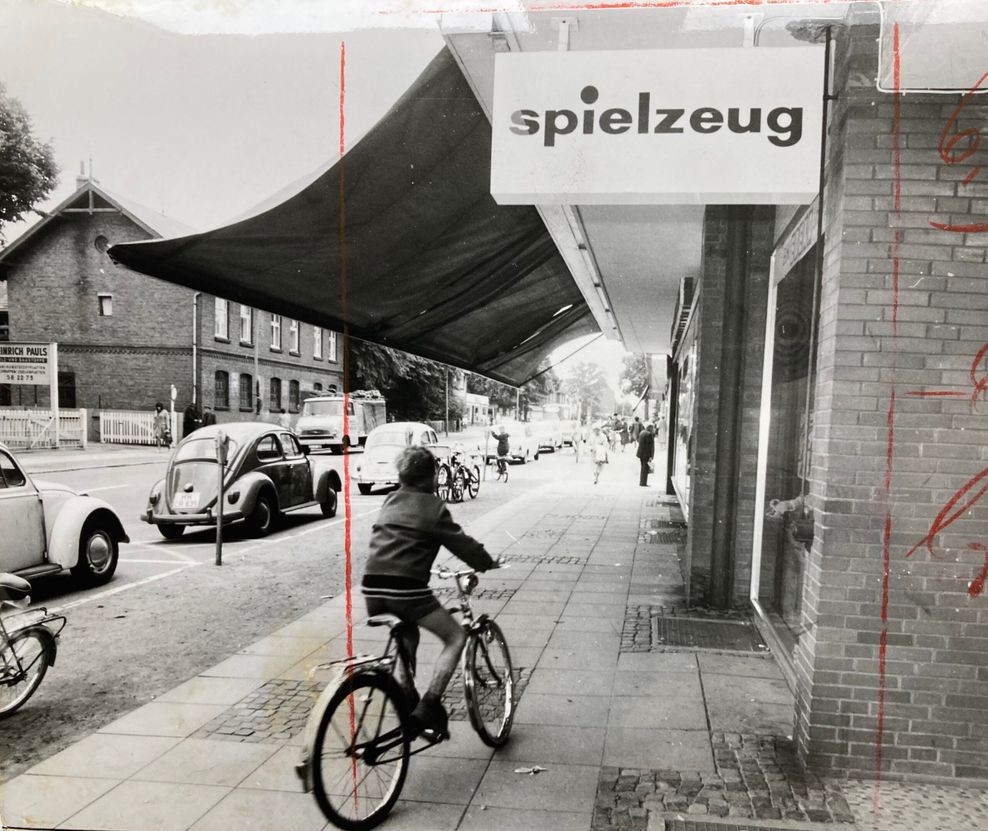 In diesem Spielwaren-Geschäft zog der Täter eine Waffe. Im Anschluss flüchtete er auf einem Damenrad.