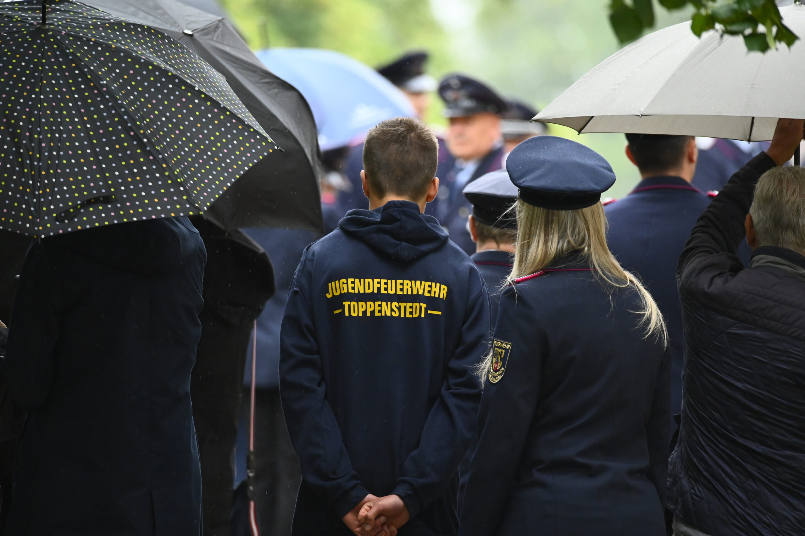 Vor dem Gottesdienst: „Jugendfeuerwehr Toppenstedt“ steht auf dem Pullover eines Jugendlichen.
