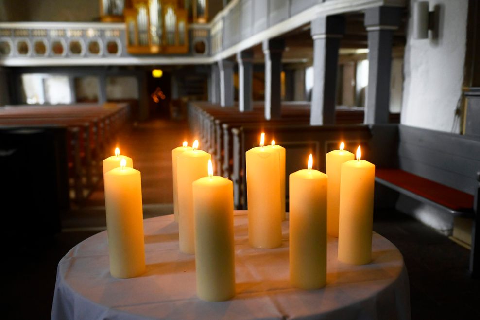 Zehn Kerzen, die während des Gottesdienstes für Beteiligte und Opfer angezündet wurden, stehen auf einem Tisch vor dem Altar.