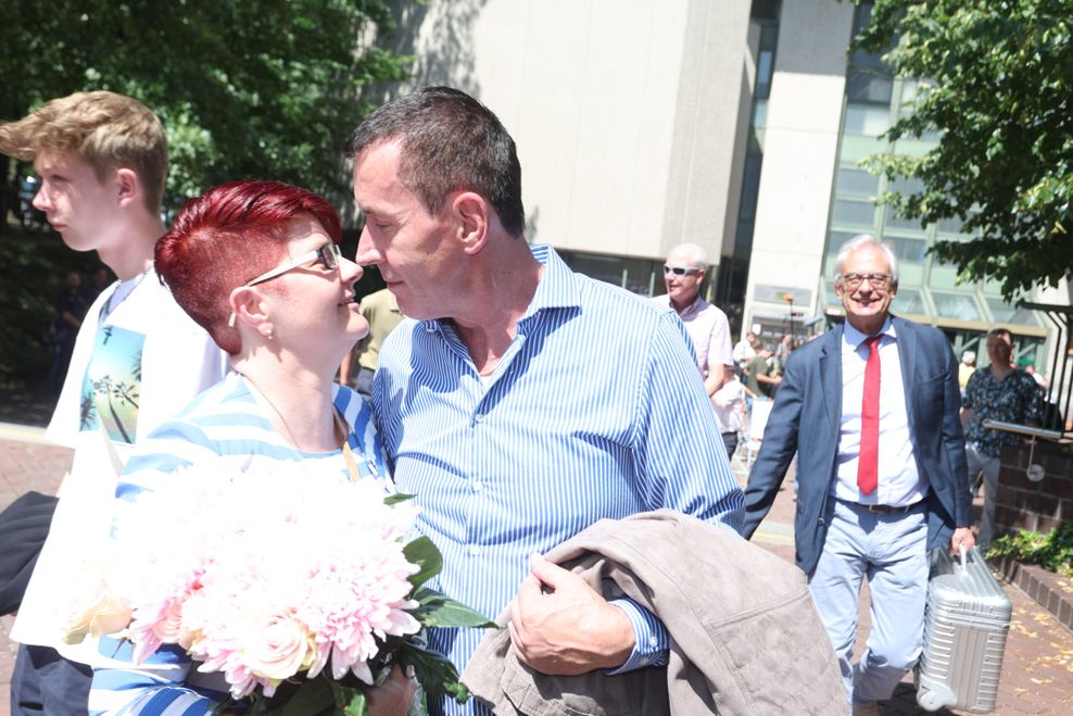 Manfred Genditzki (r.) und Ehefrau herzen sich