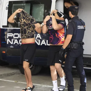 Polizisten führen die Verdächtigen zum Termin mit dem Haftrichter.