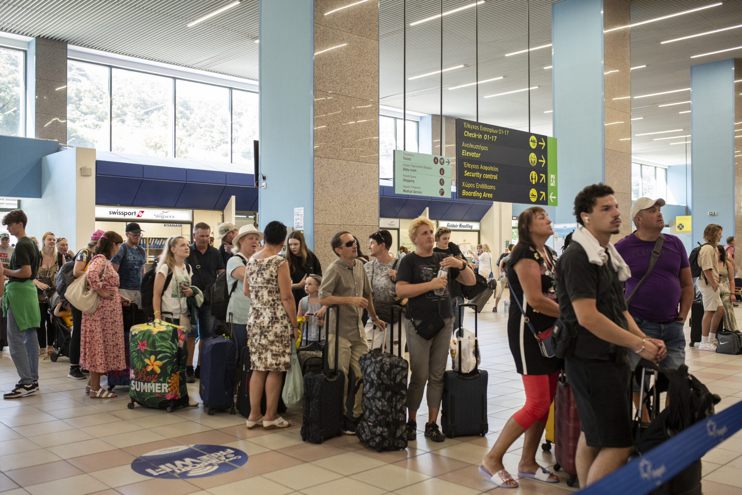 Touristen warten am internationalen Flughafen „Diagoras“ (Rhodos) auf ihren Flug.