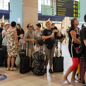 Touristen warten am internationalen Flughafen „Diagoras“ (Rhodos) auf ihren Flug.