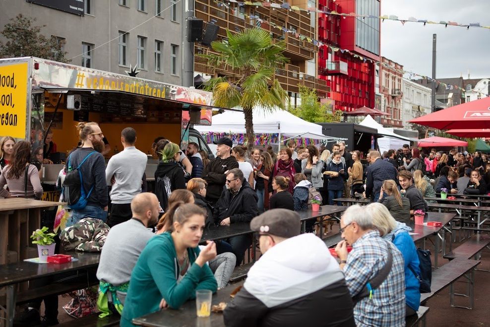 Das vegane Straßenfest auf dem St.-Pauli-Spielbudenplatz bietet nicht nur leckeres Essen, sondern allerhand Wissenswertes dazu. (Archivbild)