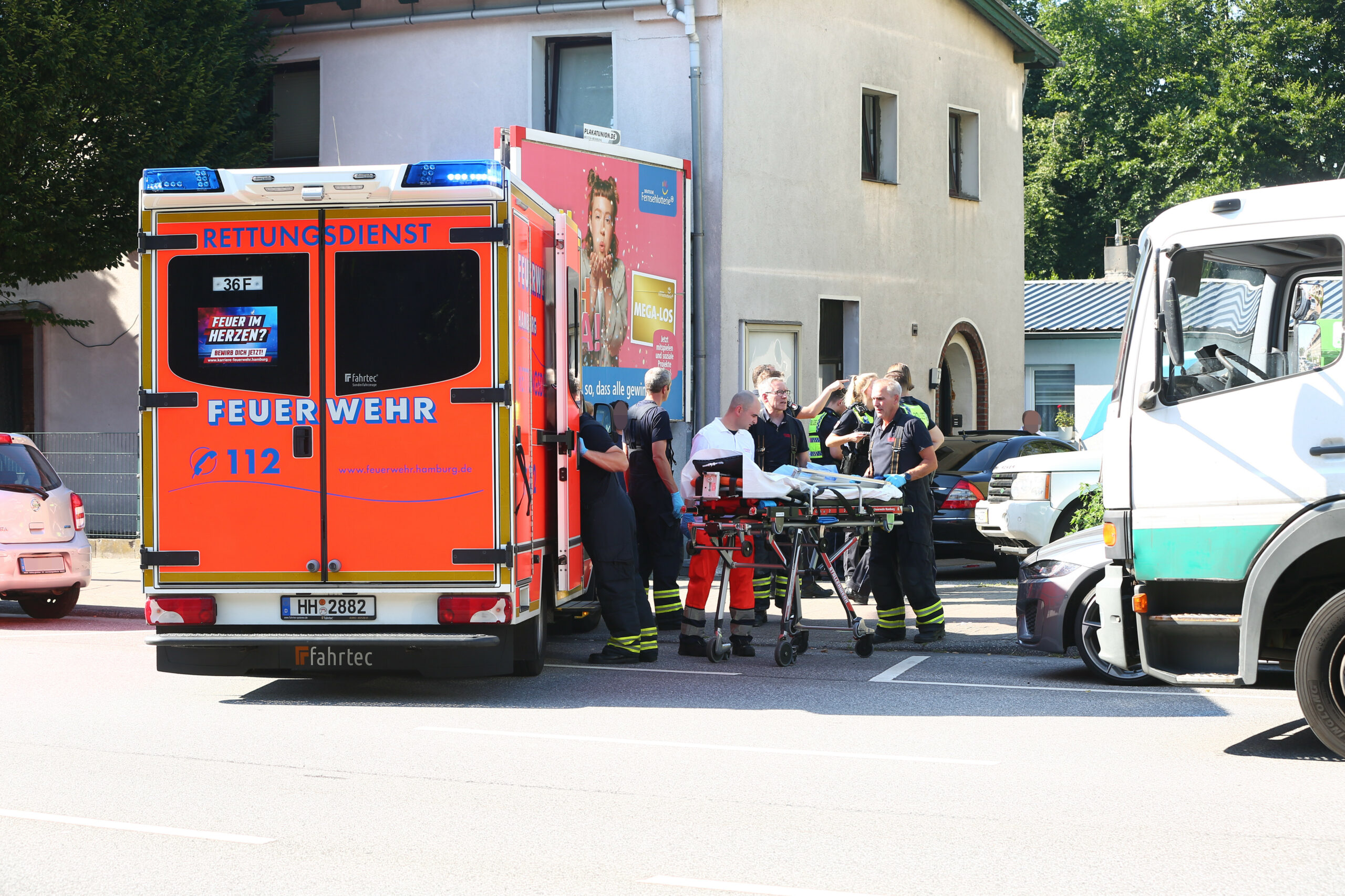 Einsatzkräfte in der Stader Straße am Samstag. Hier ist ein Mann durch Messerstiche gestorben.