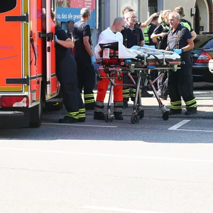 Einsatzkräfte in der Stader Straße am Samstag. Hier ist ein Mann durch Messerstiche gestorben.