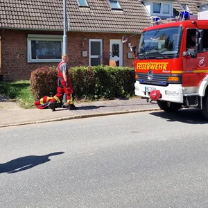Feuerwehrleute vor dem Haus in Brunsbüttel, in dem das Unglück geschah.