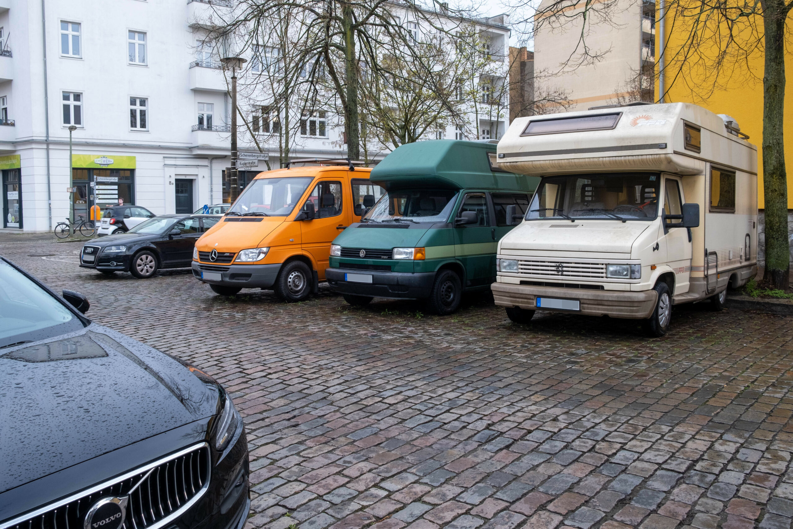 Viele Wohnmobil-Fahrer nutzen öffentlichen Parkraum als Dauerstellpatz für ihre rollenden Eigenheime.