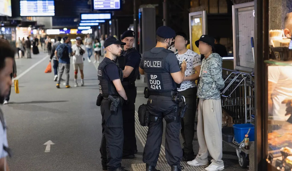 Polizisten kontrollieren Passanten am Hauptbahnhof. Ab Oktober sind Waffen dort generell verboten.