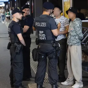 Polizisten kontrollieren Passanten am Hauptbahnhof. Ab Oktober sind Waffen dort generell verboten.