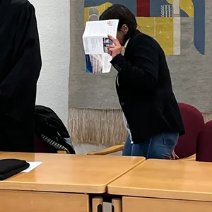 Jasmin A. mit ihrem Anwalt: Die Angeklagte soll in mehreren Fällen kranke und zu junge Welpen verkauft haben.