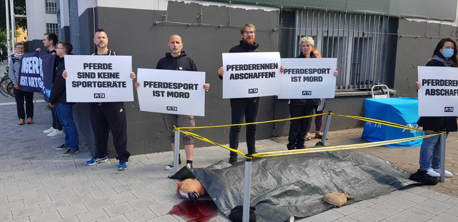 PETA-Protestaktion gegen Pferdesport