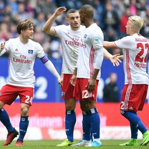 Matthias Ostrzolek diskutiert mit seinen HSV-Kollegen