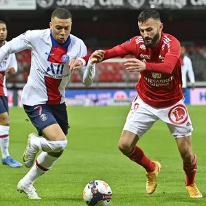 Kylian Mbappé im Zweikampf mit Franck Honorat