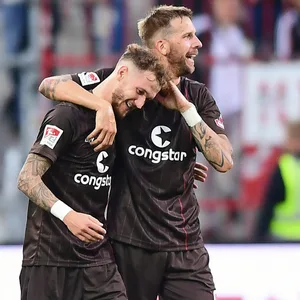 Guido Burgstaller und Marcel Hartel freuen sich über ein Tor des FC St. Pauli
