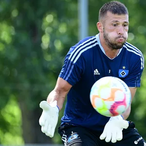 Daniel Heuer Fernandes packt am Donnerstag wieder im Trainingslager des HSV zu.
