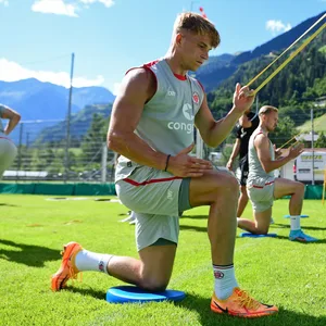 David Otto bei Stretch- und Dehnübungen.