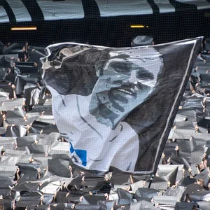 Uwe-Seeler-Fahne beim ersten Heimspiel nach seinem Tod