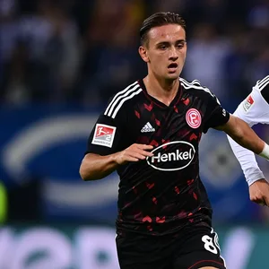 Michail Karbownik kennt den HSV bereits aus Duellen in der vergangenen Saison wie hier mit Ludovit Reis.