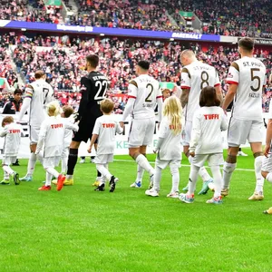 St. Pauli- und Düsseldorf-Spieler laufen in die Merkur-Spiel Arena ein