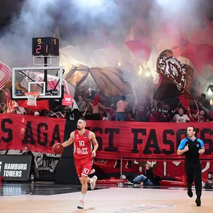 Pyro, Banner und Fahnen der Hapoel Tel Aviv Fans in der Halle.