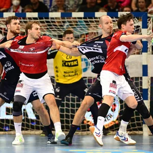 Leif Tissier (r.) und Niklas Weller (2.v.l.) treffen zum Auftakt auf Flensburg um Nationalspieler Johannes Golla (l.).