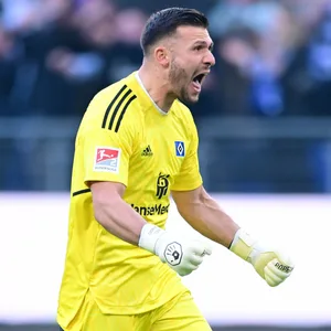 HSV-Torwart Daniel Heuer Fernandes jubelt