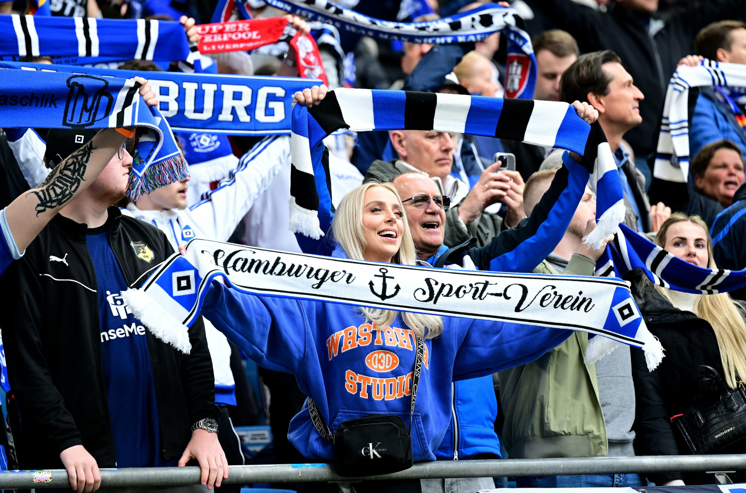 HSV-Fans halten bei einem Heimspiel ihr Schals hoch