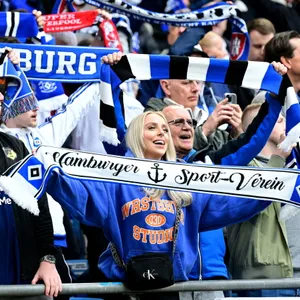 HSV-Fans halten bei einem Heimspiel ihr Schals hoch