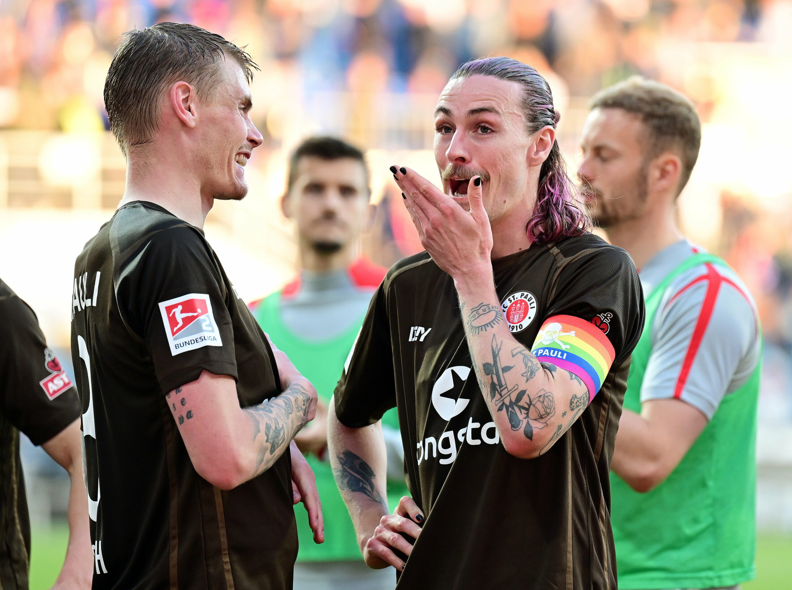 Eric Smith und Jackson Irvine unterhalten sich nach einem Spiel des FC St. Pauli.