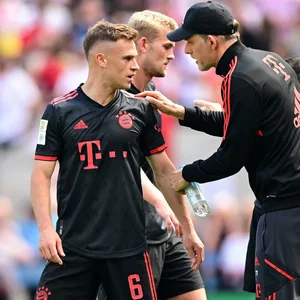 Joshua Kimmich im Gespräch mit Trainer Thomas Tuchel