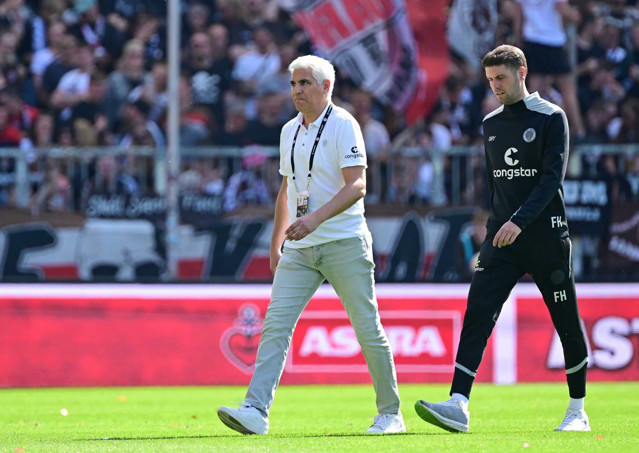 St. Pauli-Trainer Fabian Hürzeler (r.) darf sich einmal mehr über einen Überraschungstransfer von Sportchef Andreas Bornemann freuen.