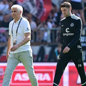 St. Pauli-Trainer Fabian Hürzeler (r.) darf sich einmal mehr über einen Überraschungstransfer von Sportchef Andreas Bornemann freuen.