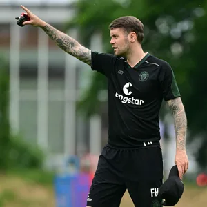 St. Pauli-Trainer Fabian Hürzeler gestikuliert