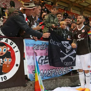 Marcel Hartel im Austausch mit St. Pauli-Fans beim Spiel gegen Dunfermline Ende Juni. Mehrere Anhänger wurden auf dem Heimweg überfallen, ihre Utensilien entwendet.