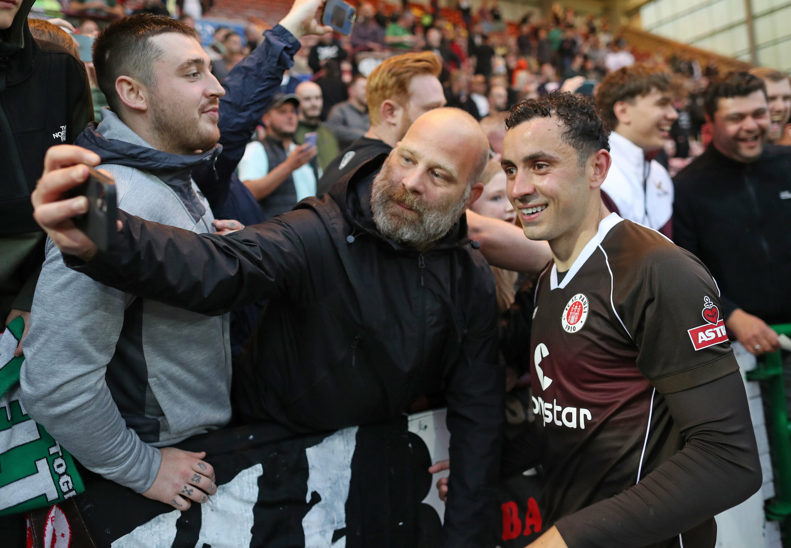 Chance auf Selfies wie hier mit Manolis Saliakas in Dunfermline haben die St. Pauli-Fans auch beim Test in Malente.