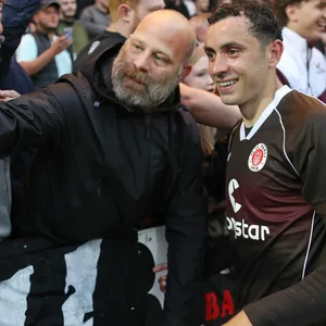 Chance auf Selfies wie hier mit Manolis Saliakas in Dunfermline haben die St. Pauli-Fans auch beim Test in Malente.