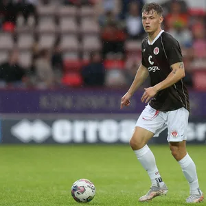 David Nemeth bei St. Paulis Spiel in Dunfermline