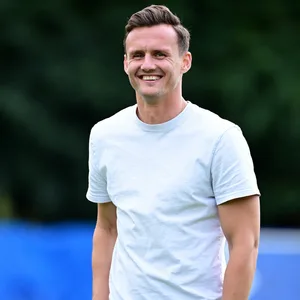 Claus Costa bestens gelaunt auf dem Trainingsplatz des HSV