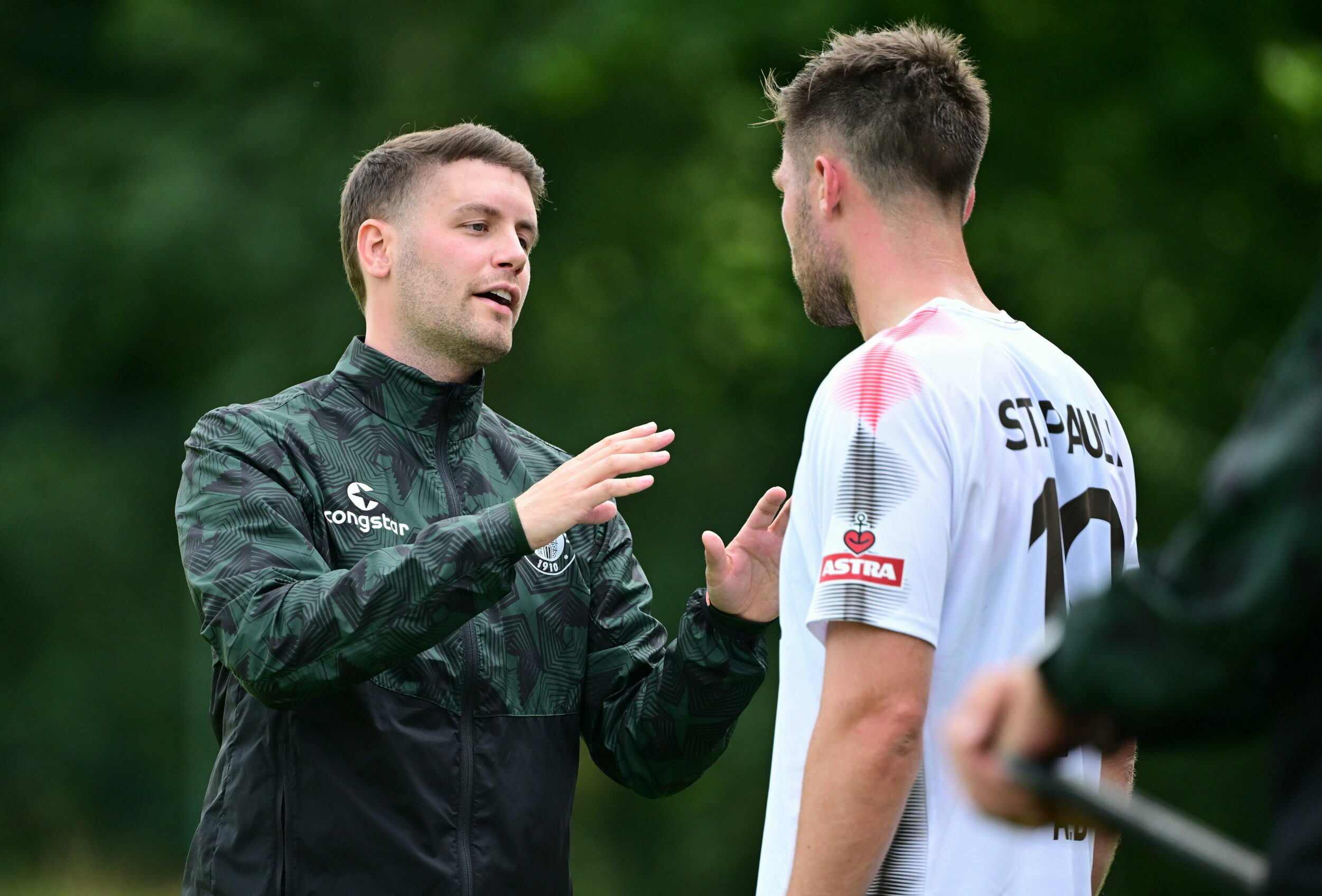 St. Pauli-Trainer Fabian Hürzeler spricht mit Stürmer Andreas Albers