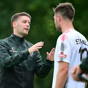 St. Pauli-Trainer Fabian Hürzeler spricht mit Stürmer Andreas Albers