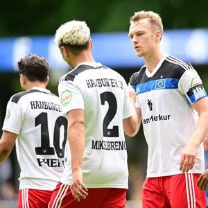 Sebastian Schonlau klatscht mit William Mikelbrencis ab.