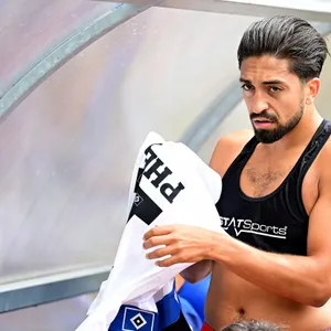 Immanuel Pherai streift sich seit neuestem das HSV-Trikot über.