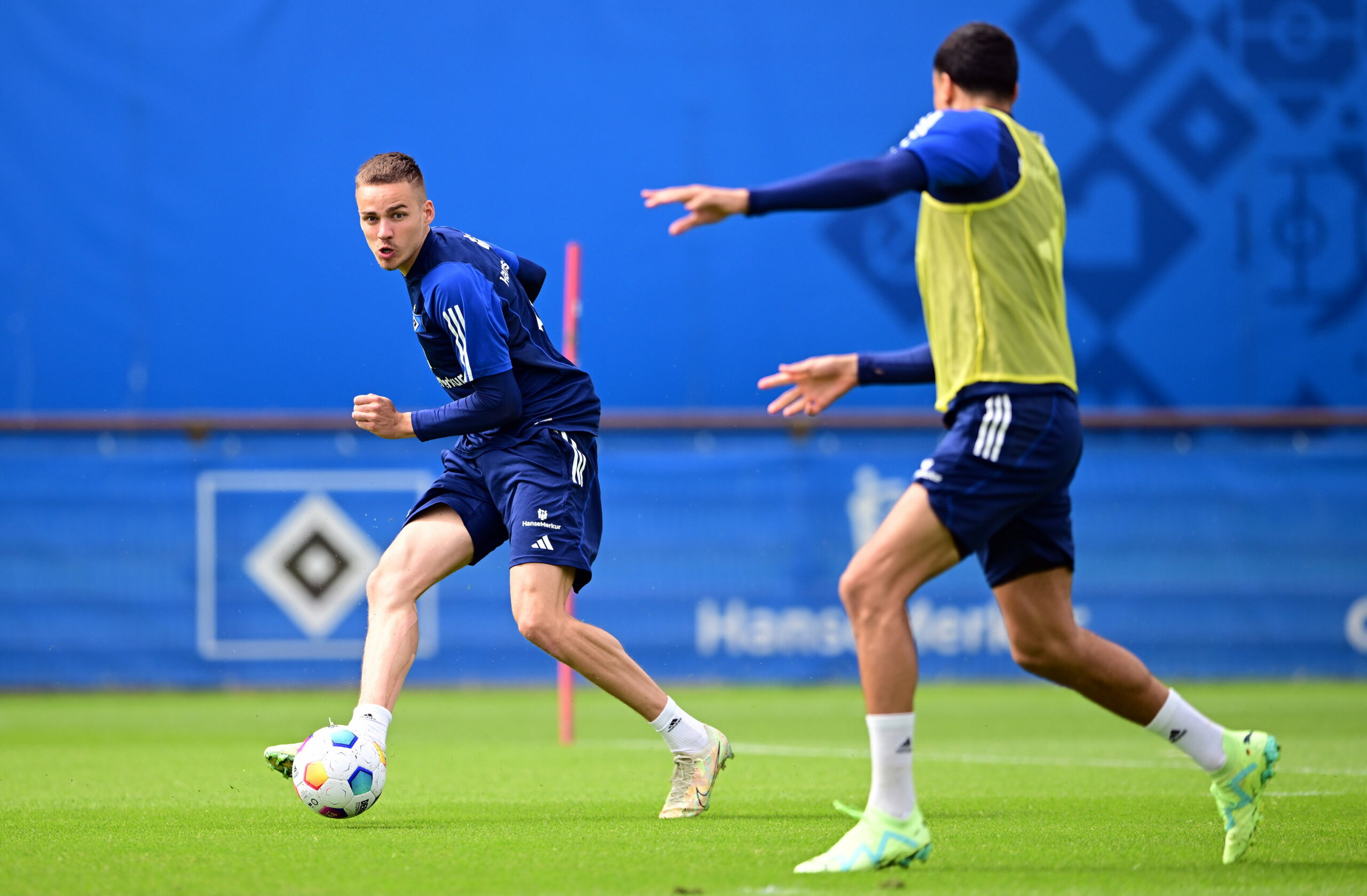 Filip Bilbija beim HSV-Training zusammen mit Jonas David