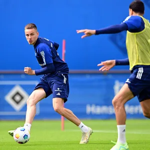 Filip Bilbija beim HSV-Training zusammen mit Jonas David