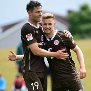 Andreas Albers und Johannes Eggestein jubeln für St. Pauli