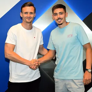 HSV-Direktor Profifußball Claus Costa bei der Vorstellung mit Dennis Hadzikadunic