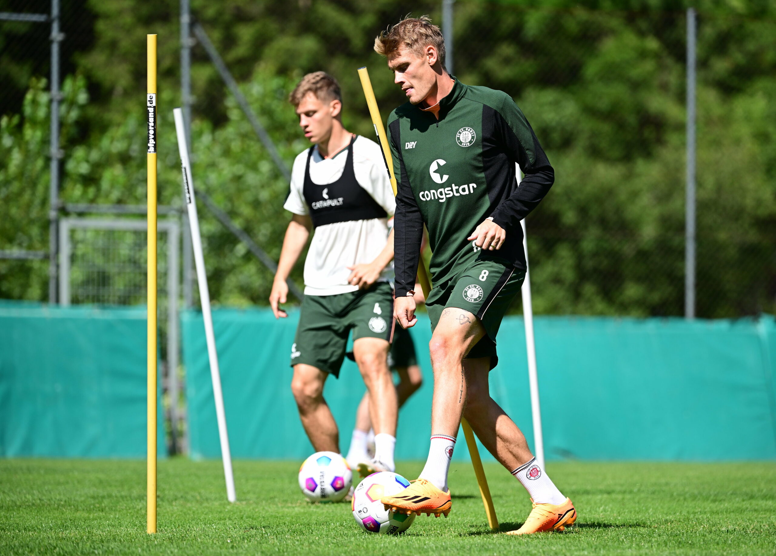 St. Paulis Eric Smith im Training mit Ball