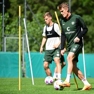 St. Paulis Eric Smith im Training mit Ball